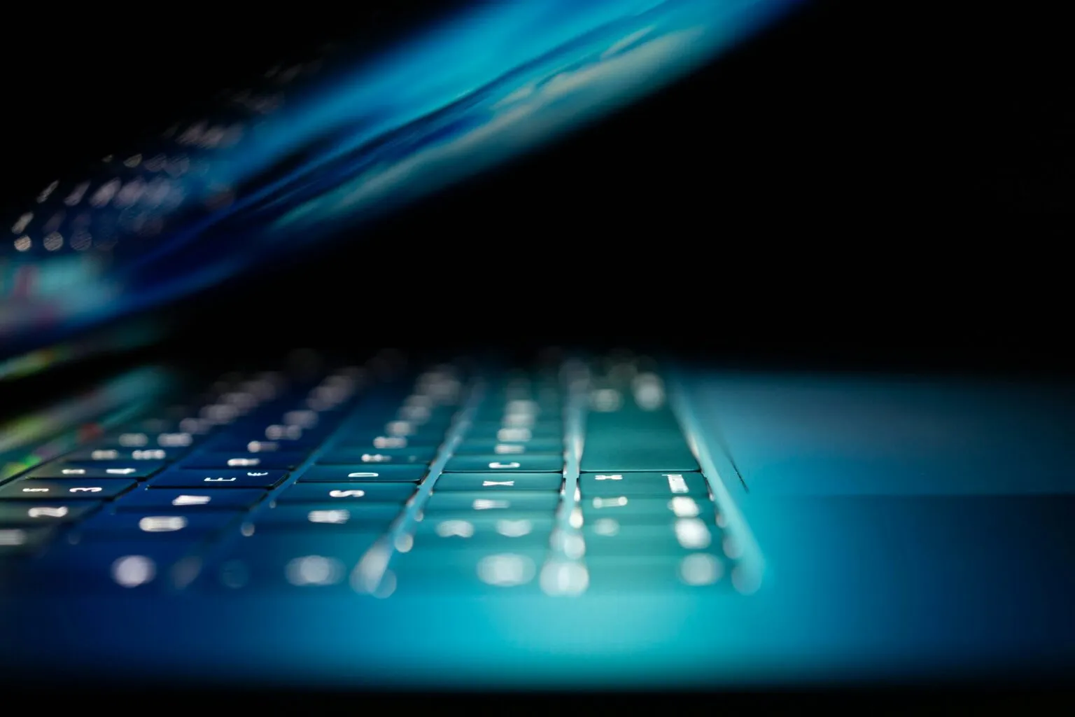 Teclado de computador em ambiente de trabalho