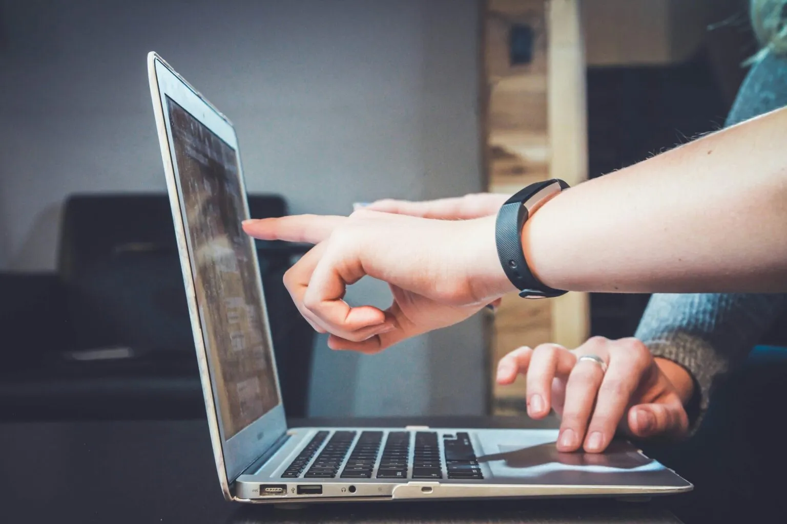 Mãos num teclado de portátil durante a gestão de sistemas