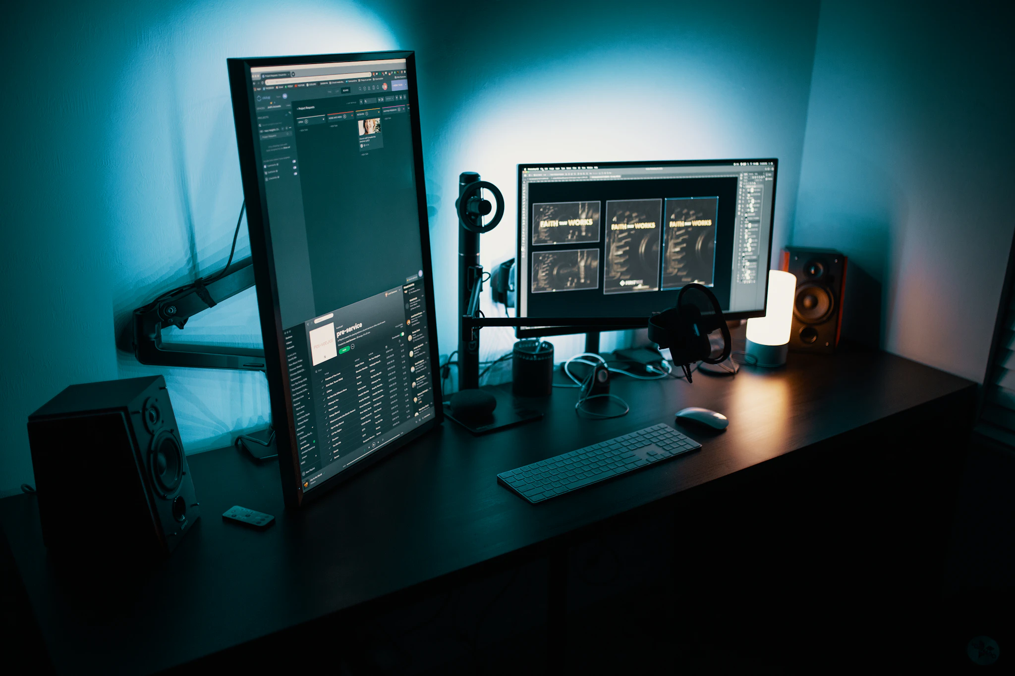 Posto de trabalho com vários monitores de monitorização