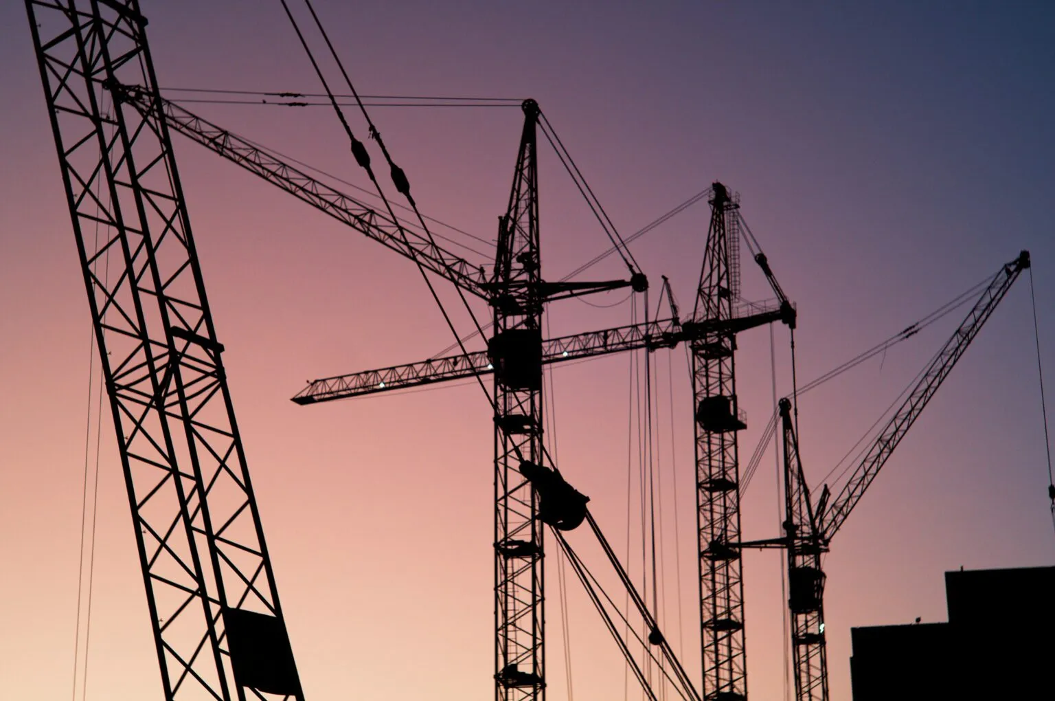 Gruas de construção ao fim do dia