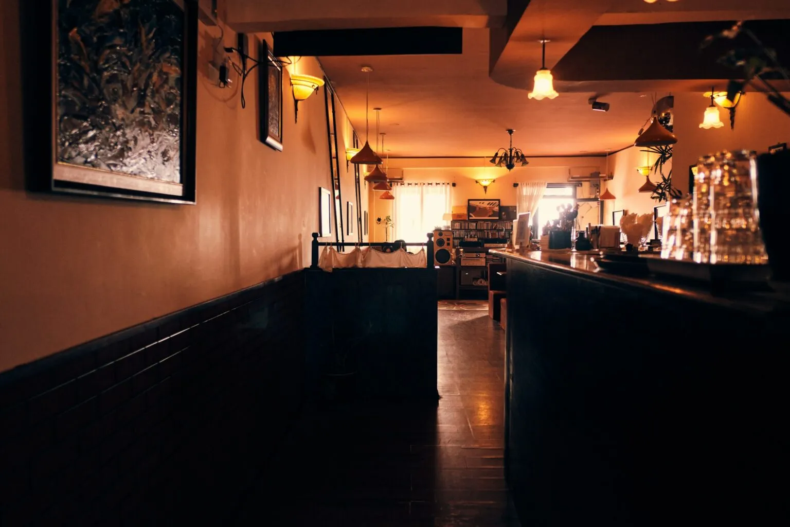 Interior de um café com balcão, sem pessoas
