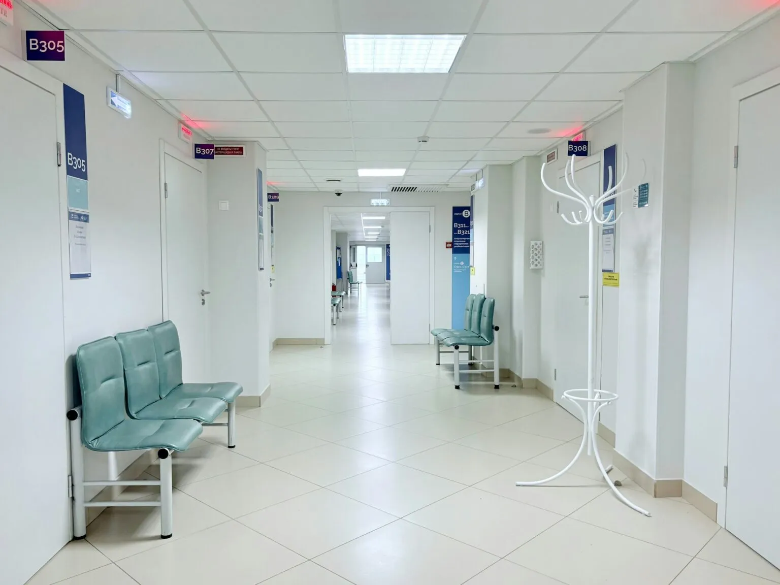 Corredor de uma unidade de saúde vazio e iluminado